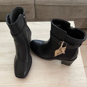 New with tag BORN boots